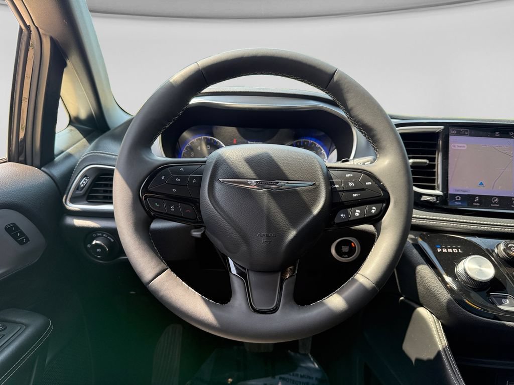 Used 2025 Chrysler Pacifica Limited FWD image 14