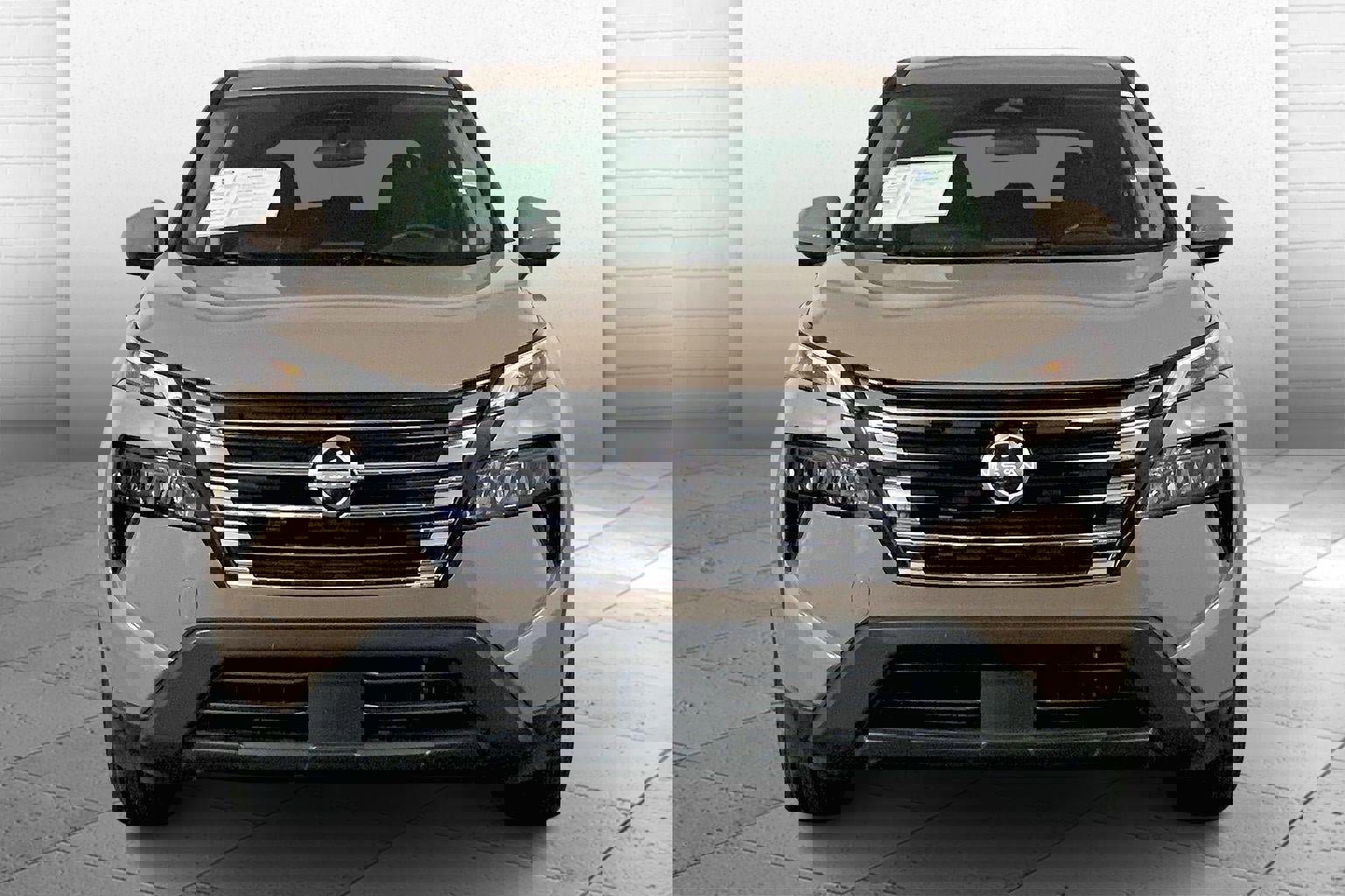 Used 2025 Nissan Rogue SV image 2