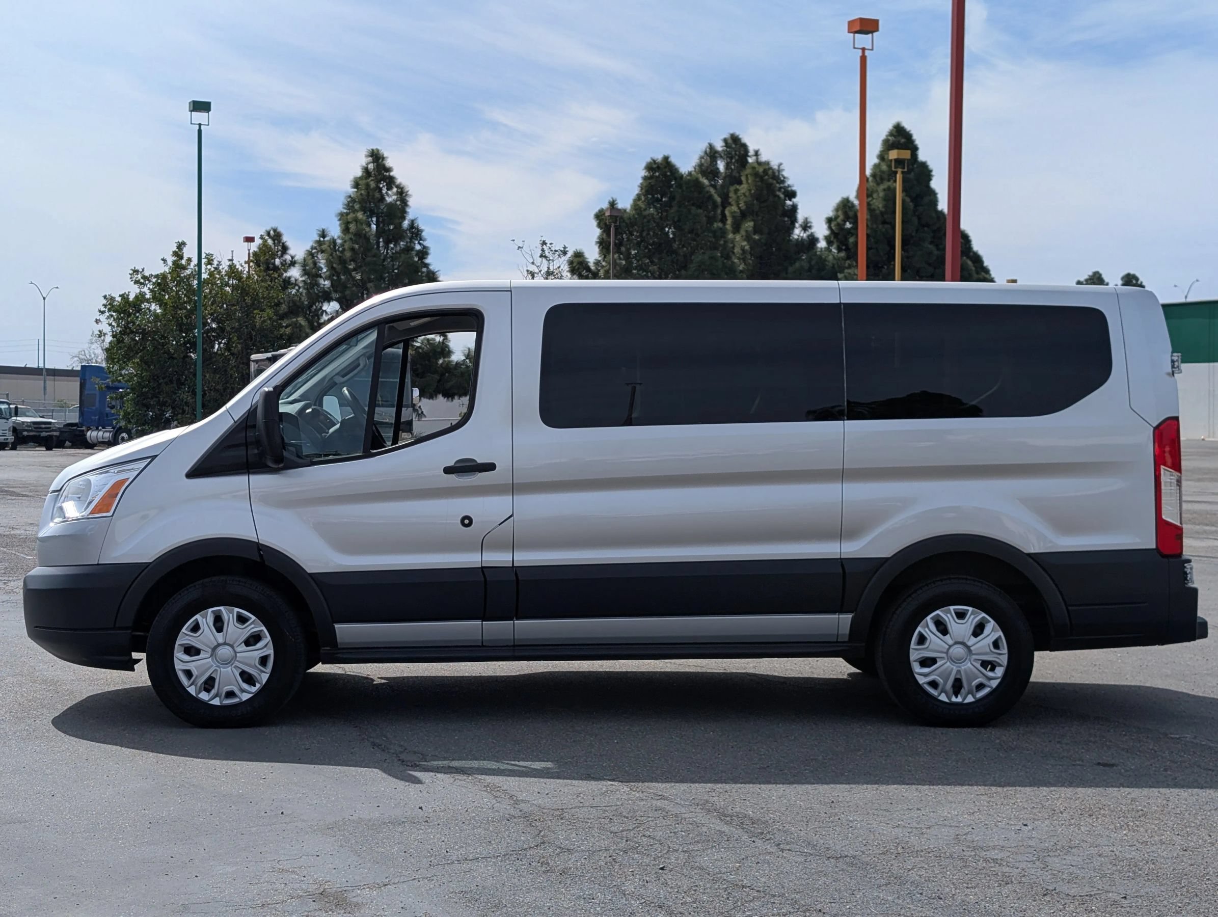 Used 2017 Ford Transit 150 XLT RWD image 5