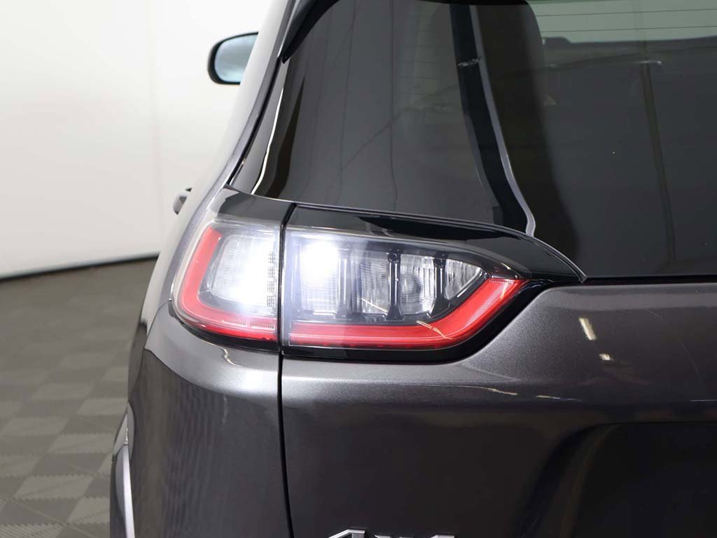 Used 2019 Jeep Cherokee Overland w/ Technology Group image 18