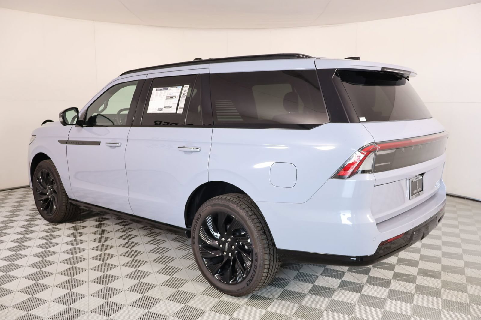 New 2025 Lincoln Navigator Reserve w/ Jet Appearance Package AWD/4WD image 25