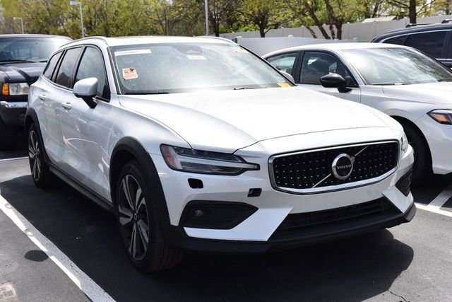 Used 2025 Volvo V60 B5 Cross Country Plus image 4