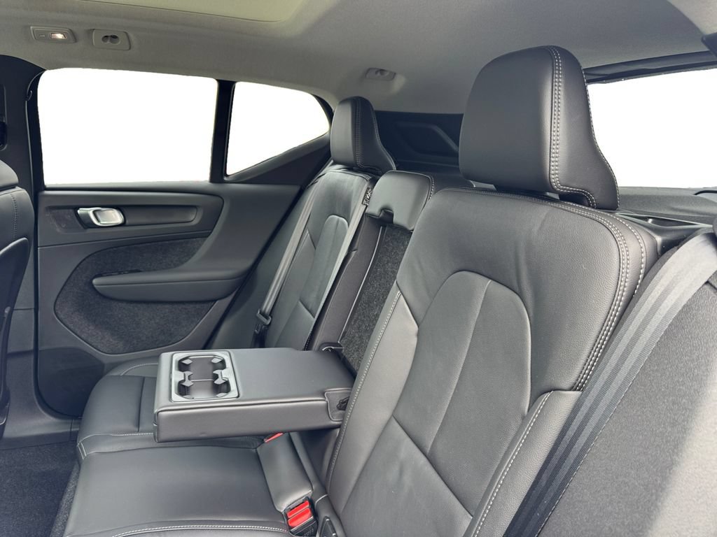 Certified 2025 Volvo XC40 B5 Plus AWD/4WD image 27