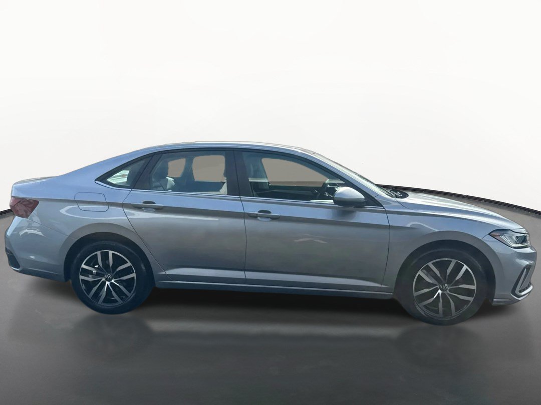 Used 2025 Volkswagen Jetta SE FWD image 2