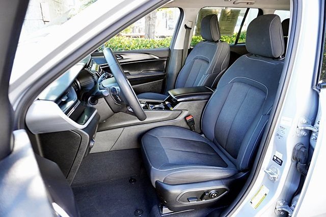 Used 2023 Jeep Grand Cherokee Laredo RWD image 15