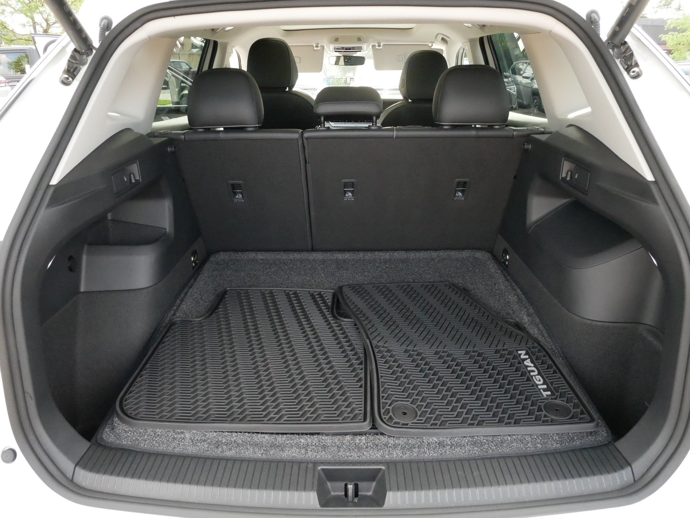 Certified 2025 Volkswagen Tiguan SE w/ Panoramic Sunroof Package AWD/4WD image 18
