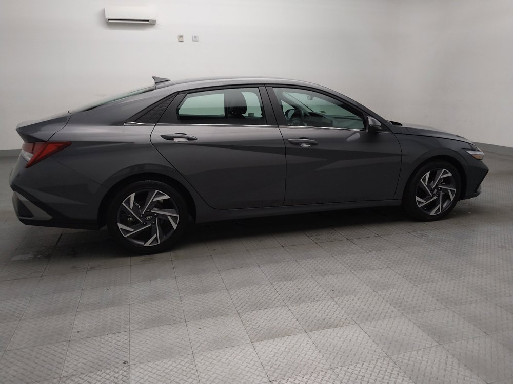 Used 2025 Hyundai Elantra Limited image 10