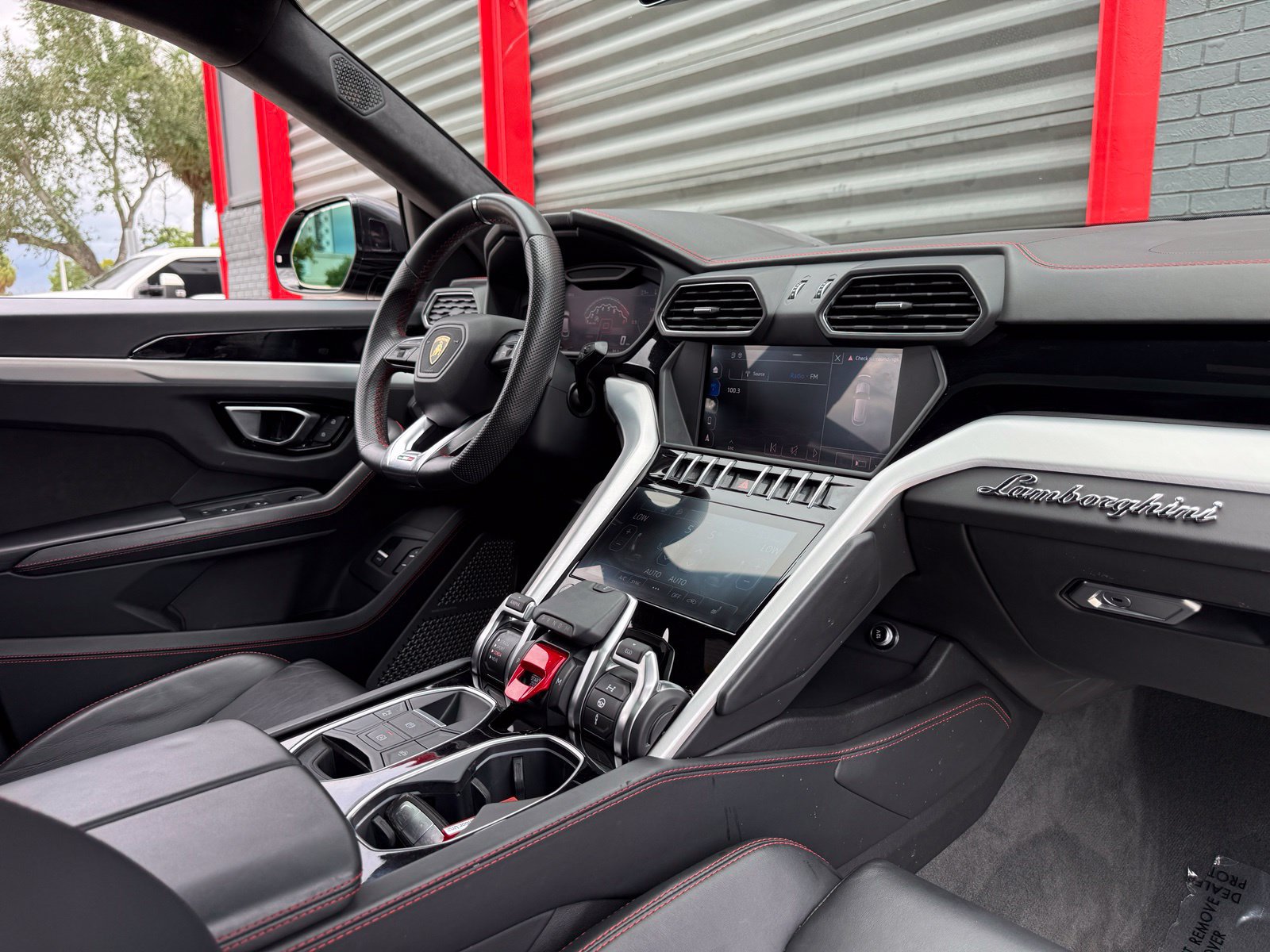 Used 2019 Lamborghini Urus AWD/4WD image 32