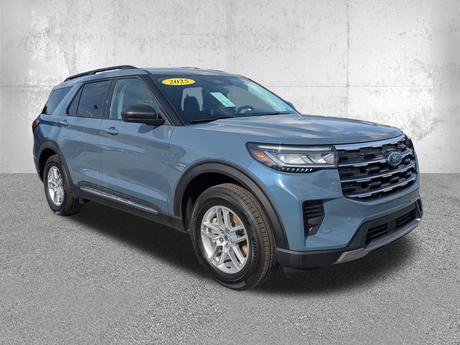 Used 2025 Ford Explorer Active RWD image 2