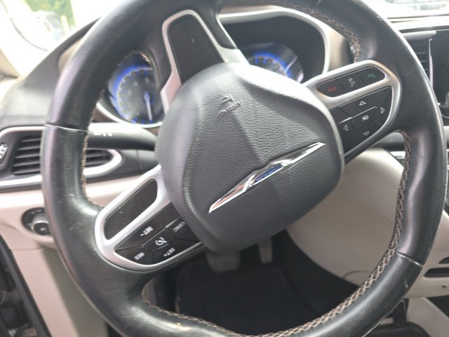 Used 2017 Chrysler Pacifica Touring-L w/ Tire & Wheel Group FWD image 7