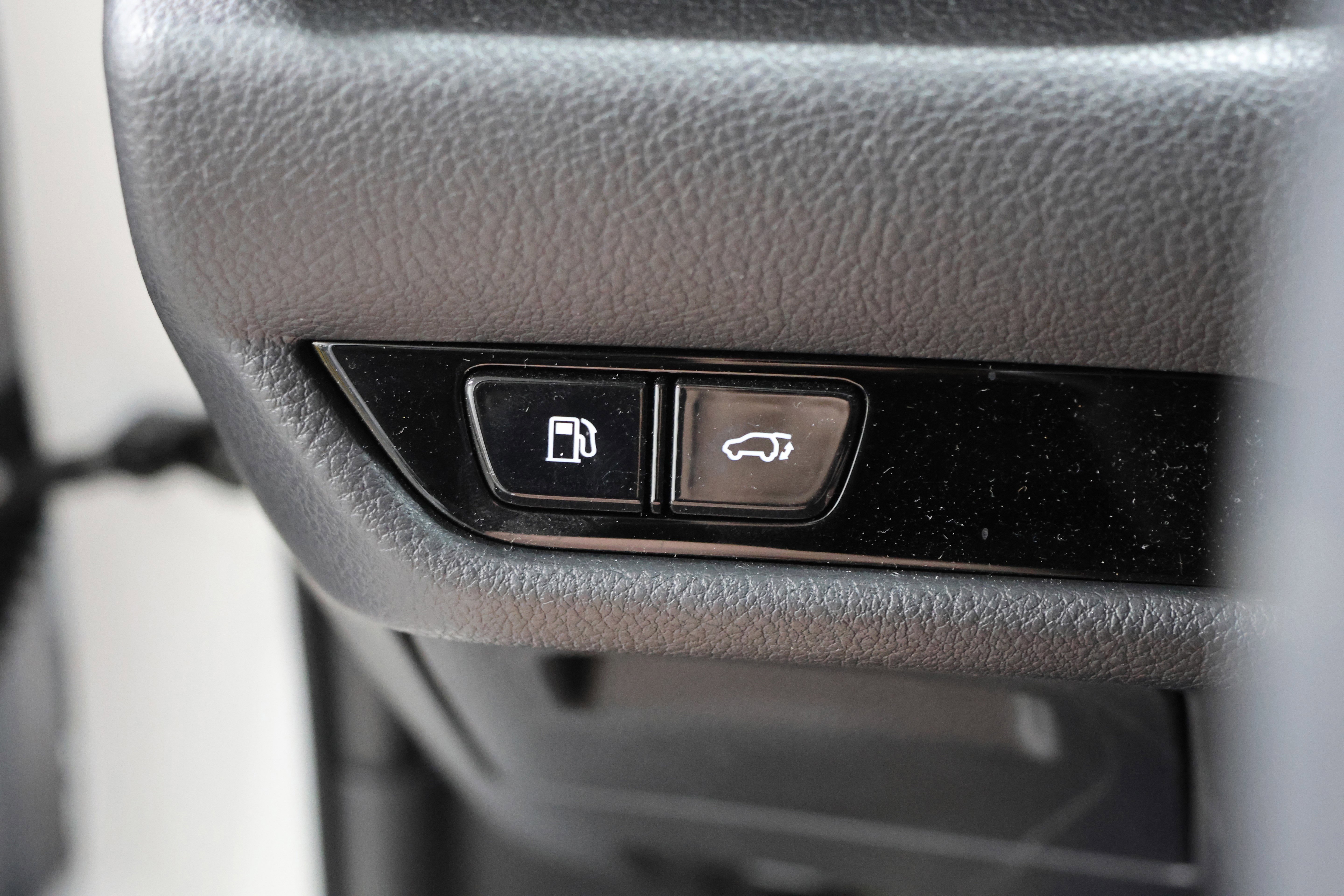 Used 2025 Lexus NX 450h+ AWD w/ Luxury Package image 16