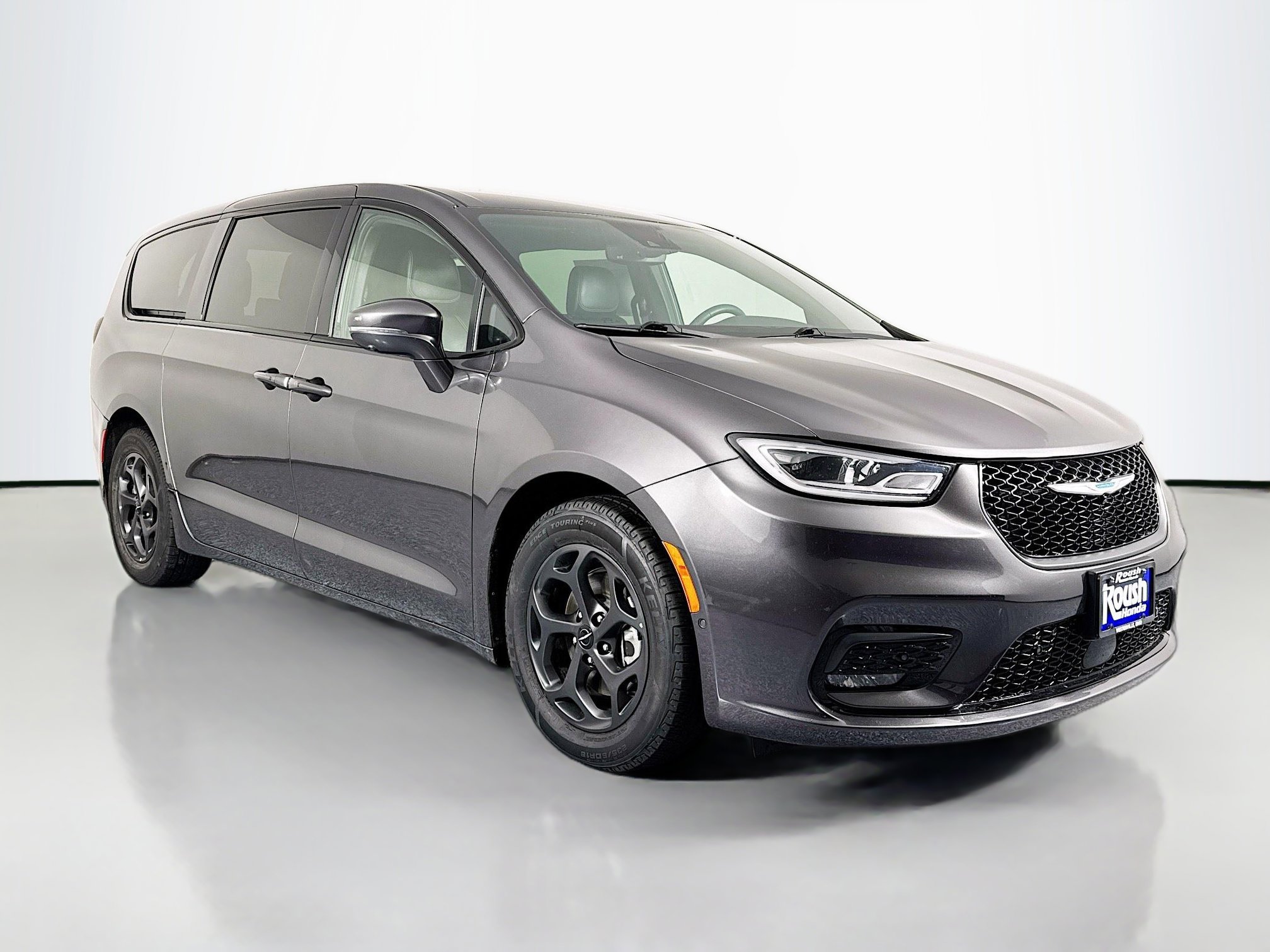 Used 2022 Chrysler Pacifica Touring-L w/ Uconnect Theater Family Group image 3