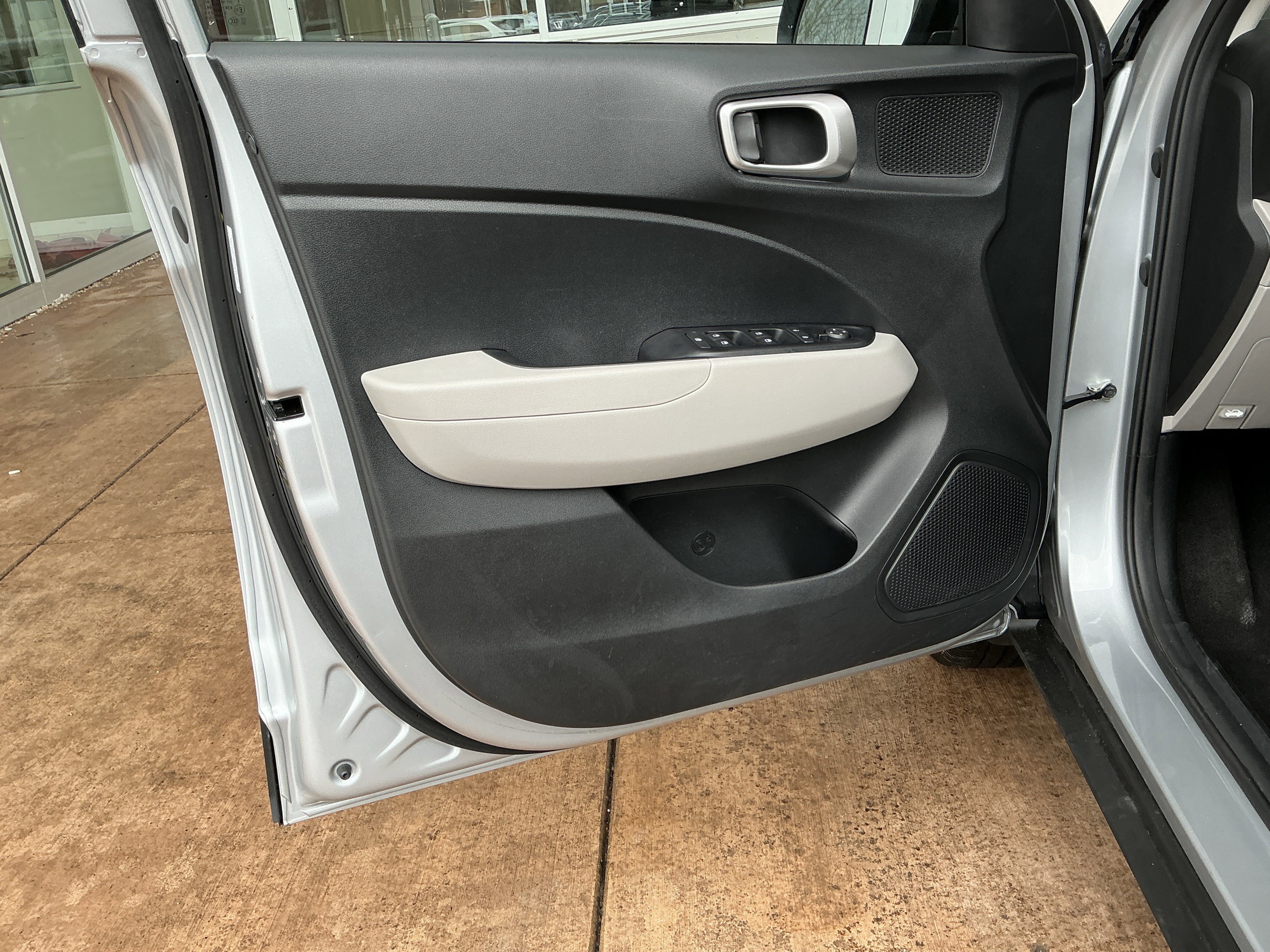 Used 2023 Hyundai Venue SEL image 14