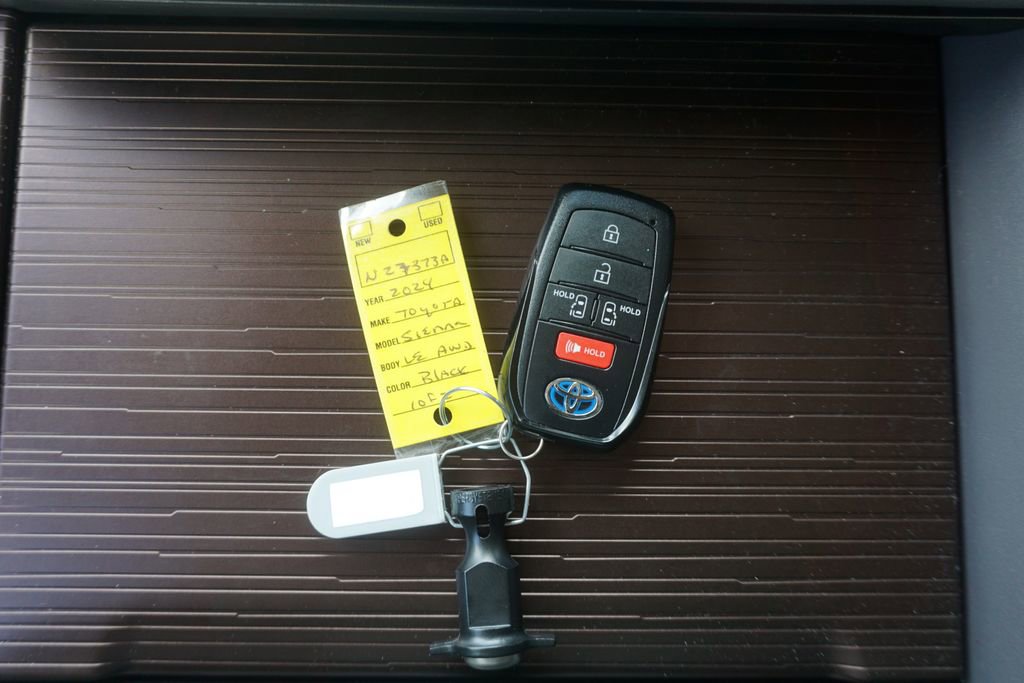 Used 2024 Toyota Sienna LE image 28