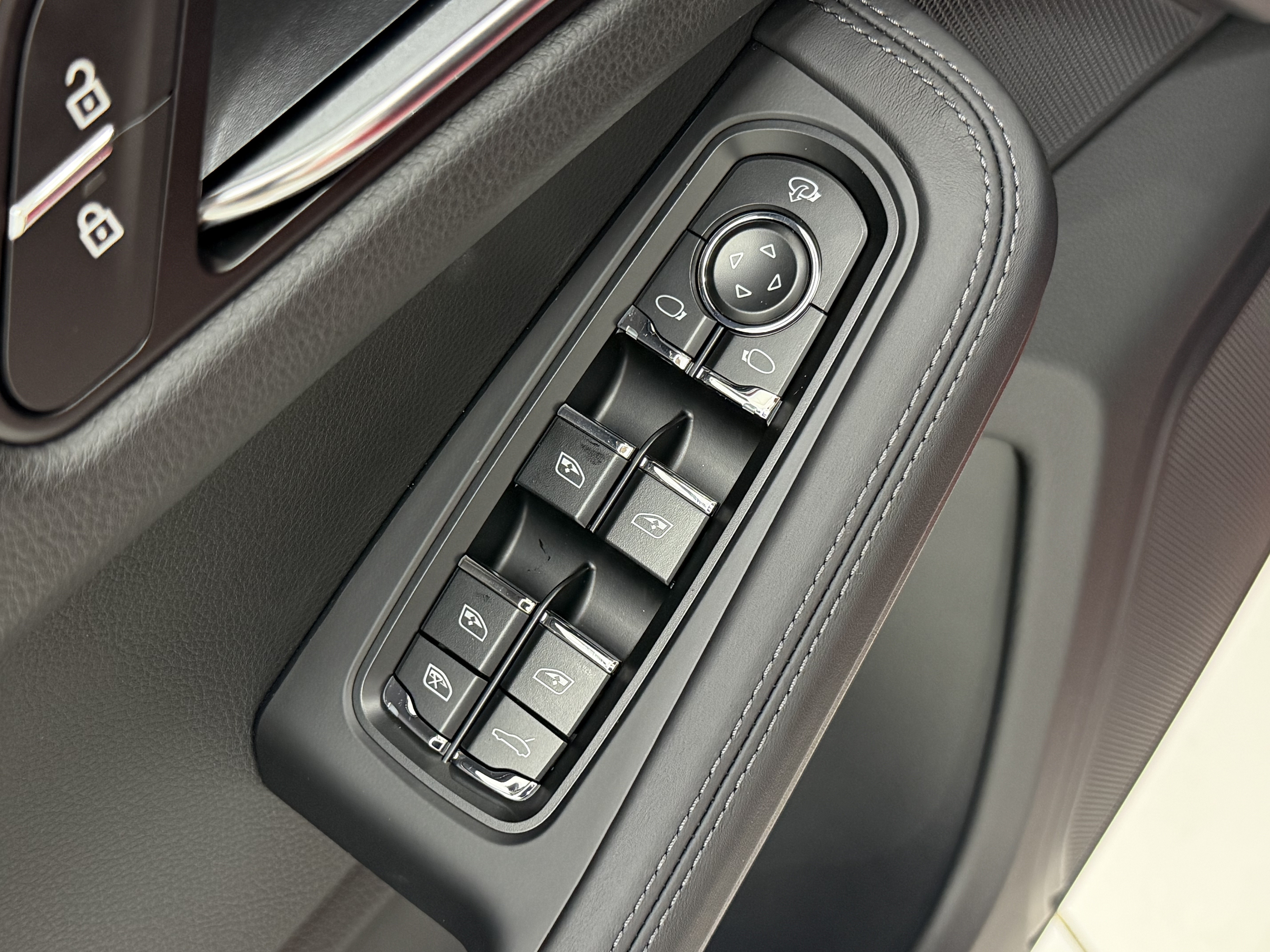 New 2026 Porsche Macan Turbo AWD/4WD image 28