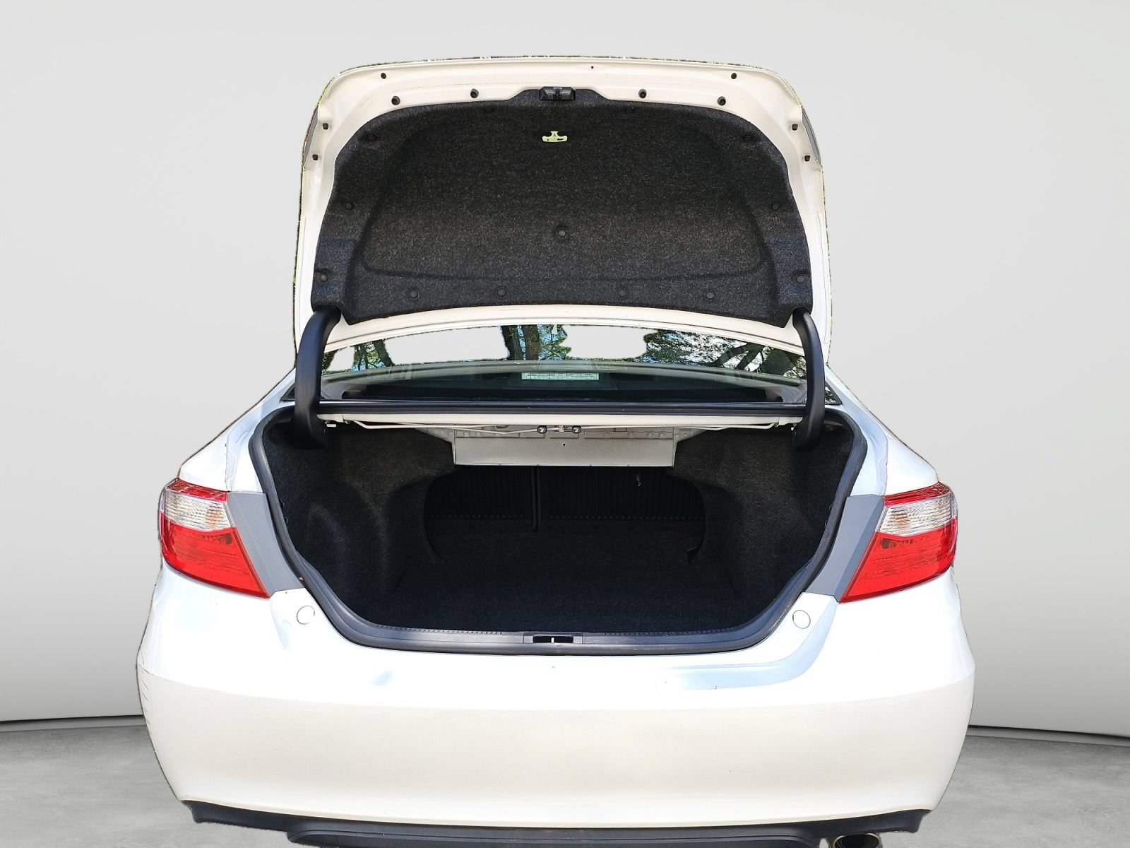 Used 2015 Toyota Camry SE FWD image 17