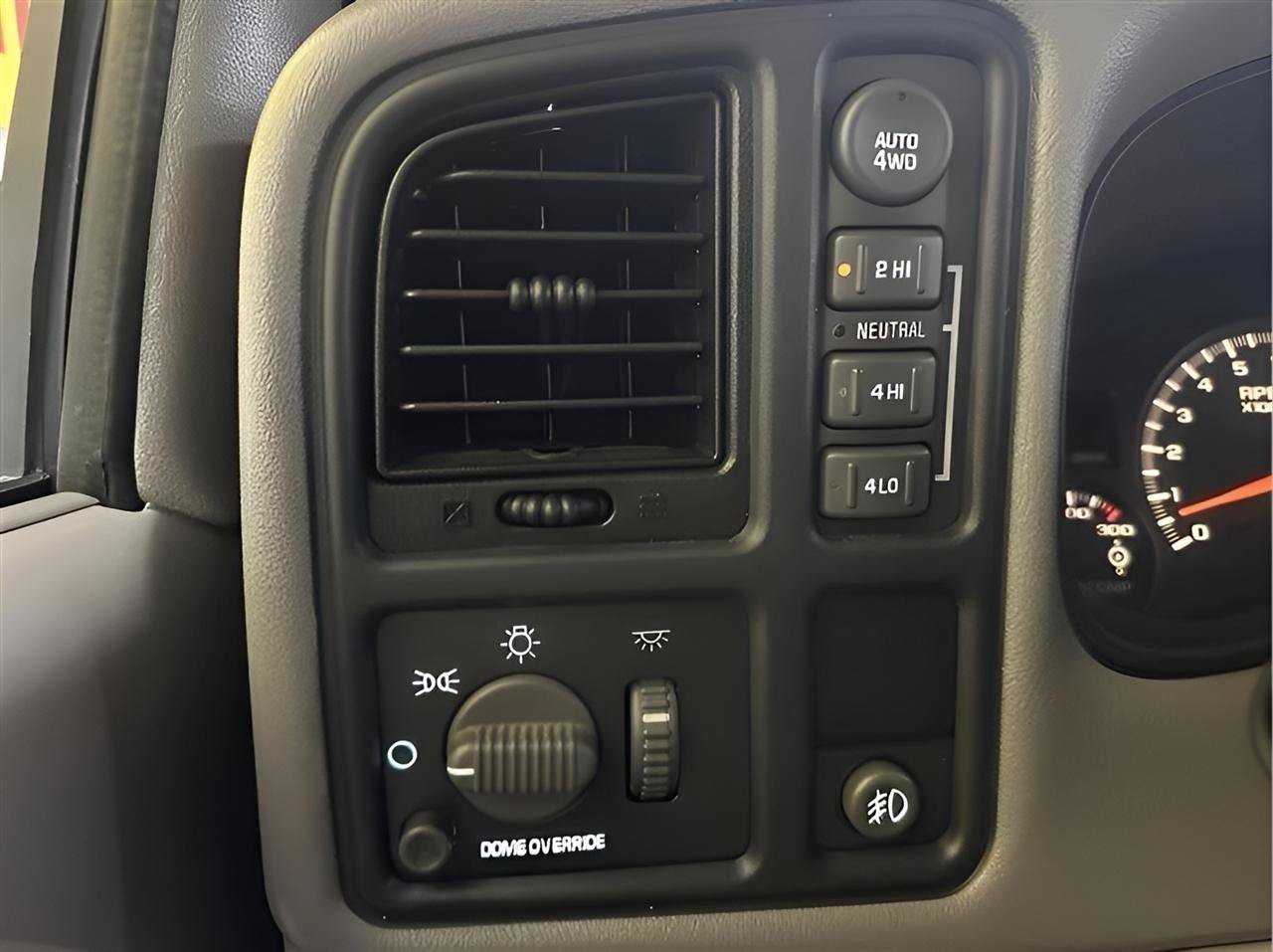 Used 2000 Chevrolet Suburban 2500 LS w/ LS Preferred Equipment Group AWD/4WD image 17