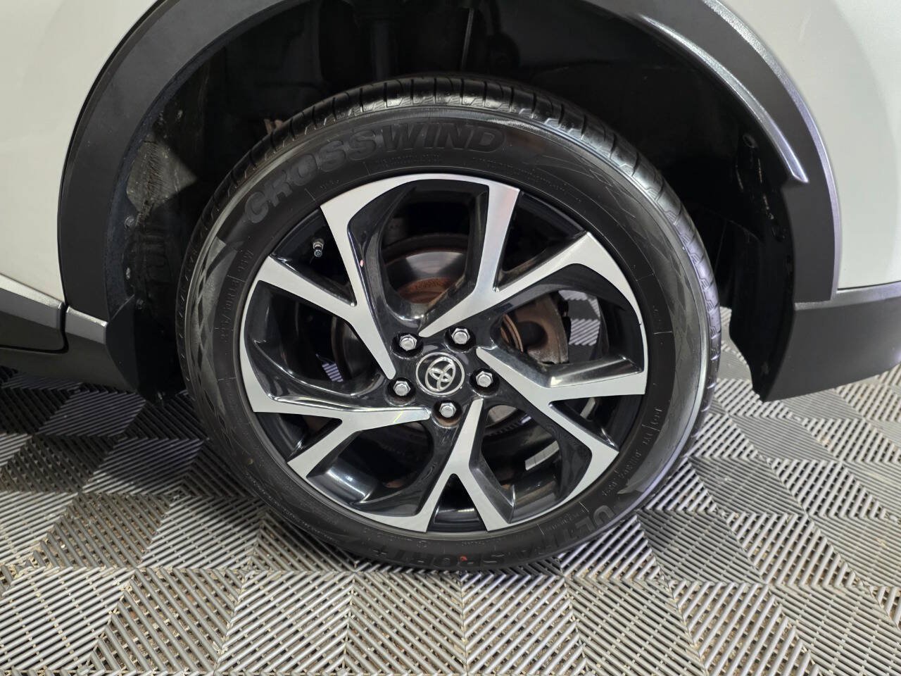Used 2018 Toyota C-HR XLE FWD image 31