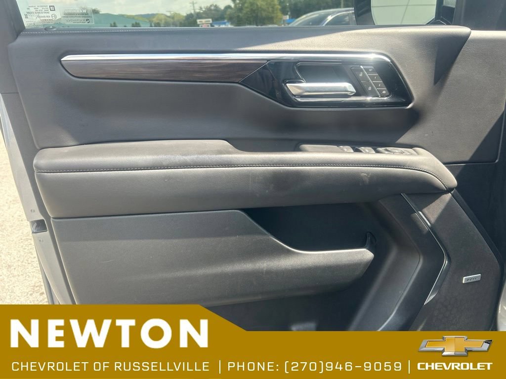 Used 2025 Chevrolet Suburban Z71 w/ Comfort Package AWD/4WD image 8