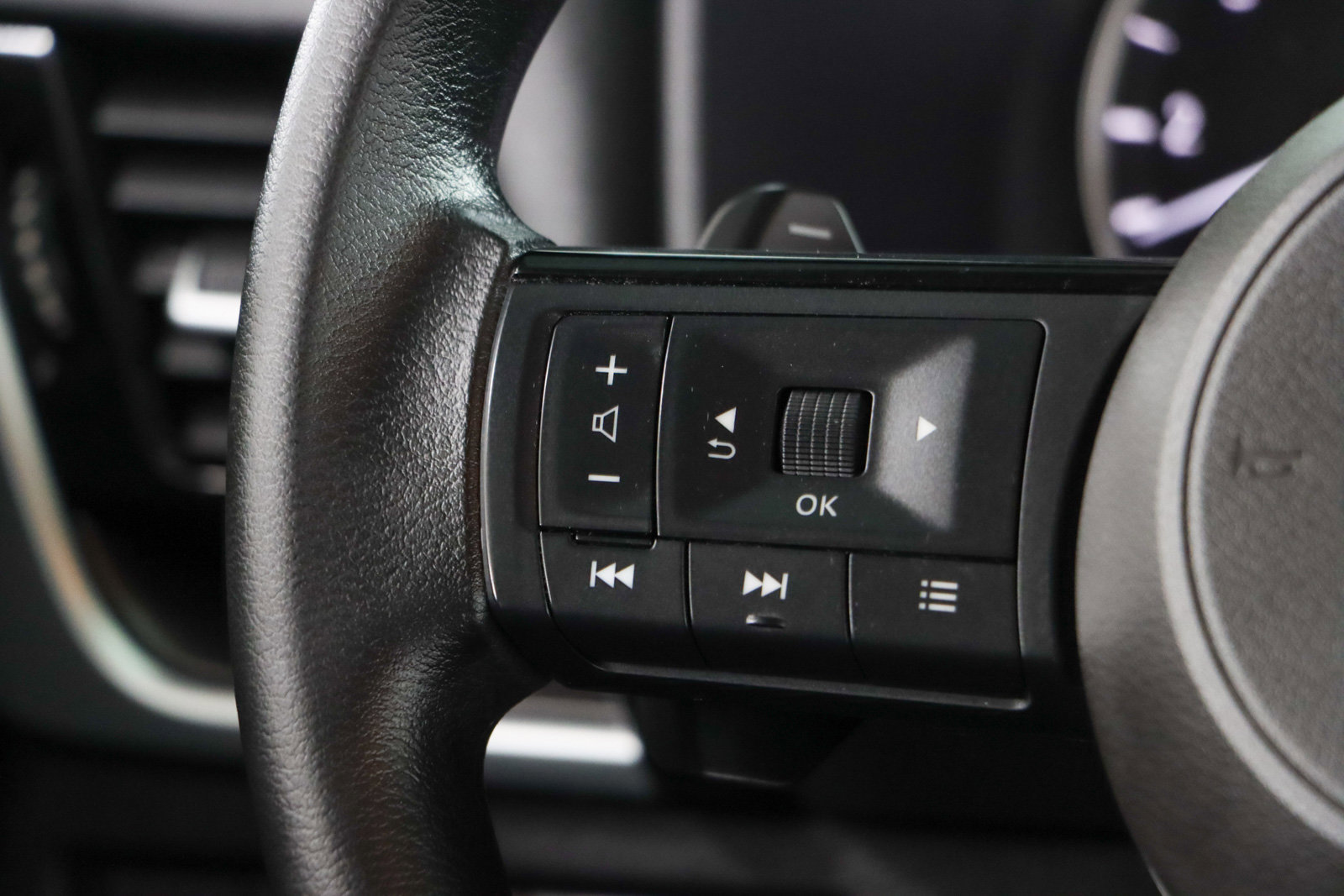 Used 2021 Nissan Rogue SV image 13