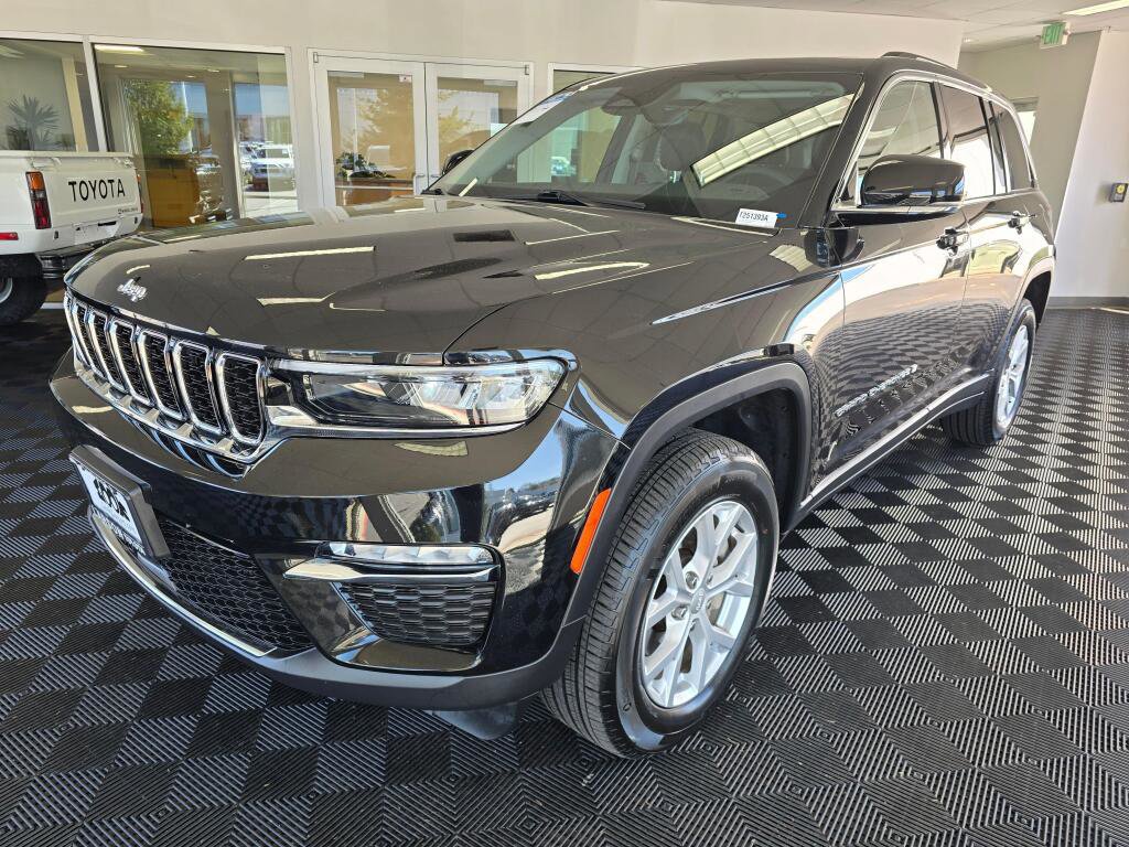 Used 2023 Jeep Grand Cherokee Limited w/ Trailer Tow Prep Group (B) image 7