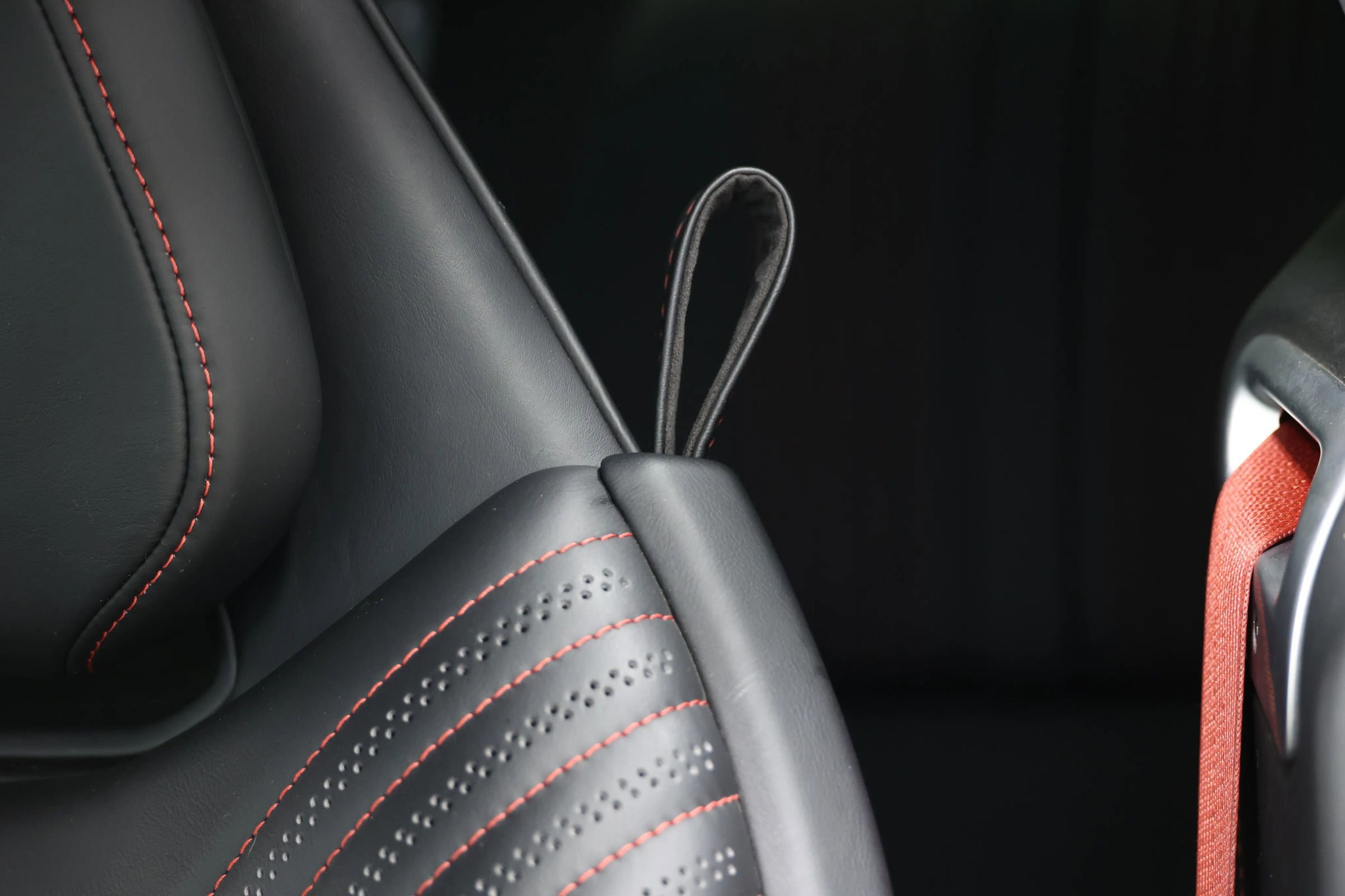 Used 2018 Aston Martin DB11 Coupe image 16