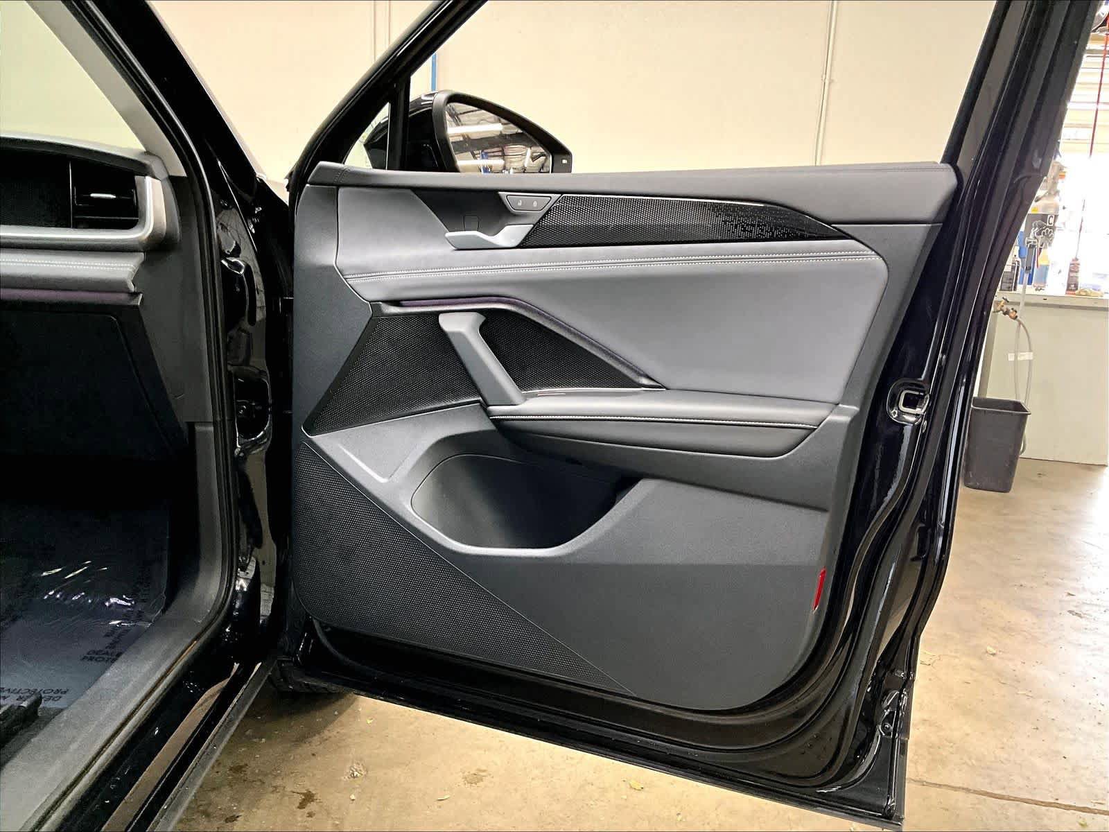 Used 2025 Volkswagen Tiguan SE w/ Panoramic Sunroof Package image 26