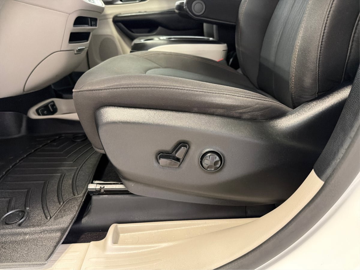 Used 2020 Chrysler Pacifica Touring w/ Tire & Wheel Group FWD image 23