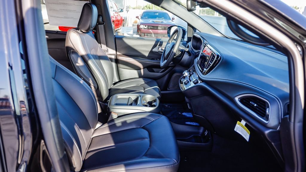 New 2027 Chrysler Pacifica Select FWD image 20