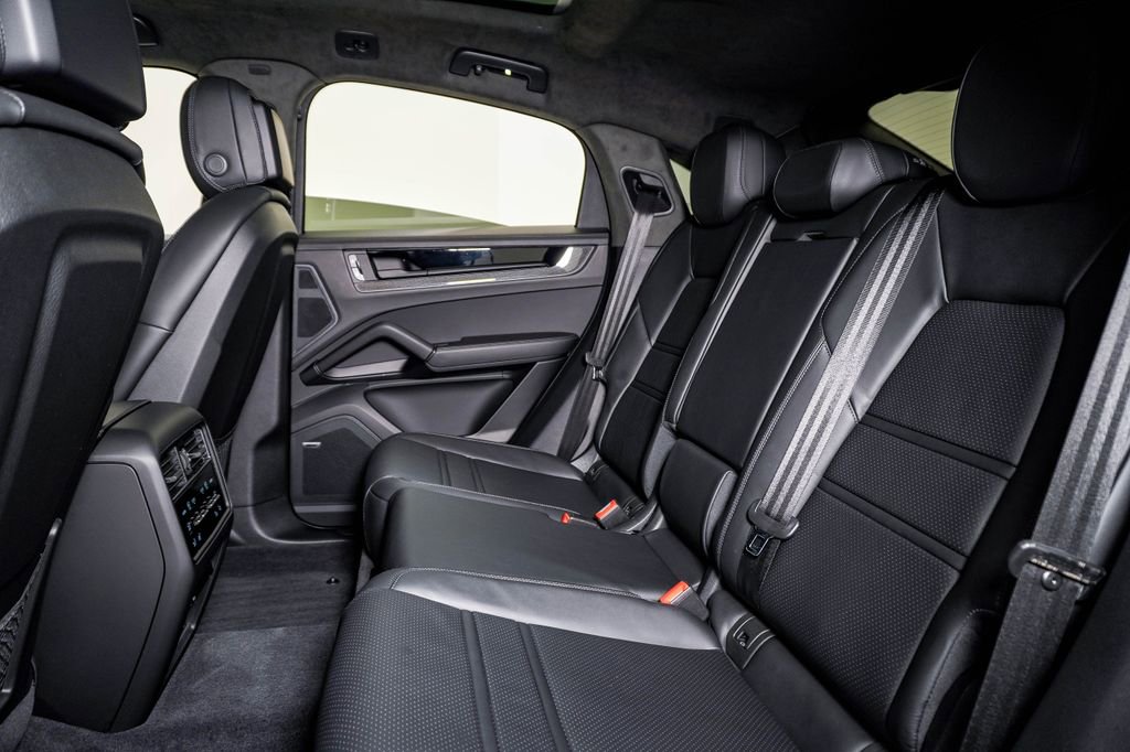 Certified 2025 Porsche Cayenne GTS AWD/4WD image 17