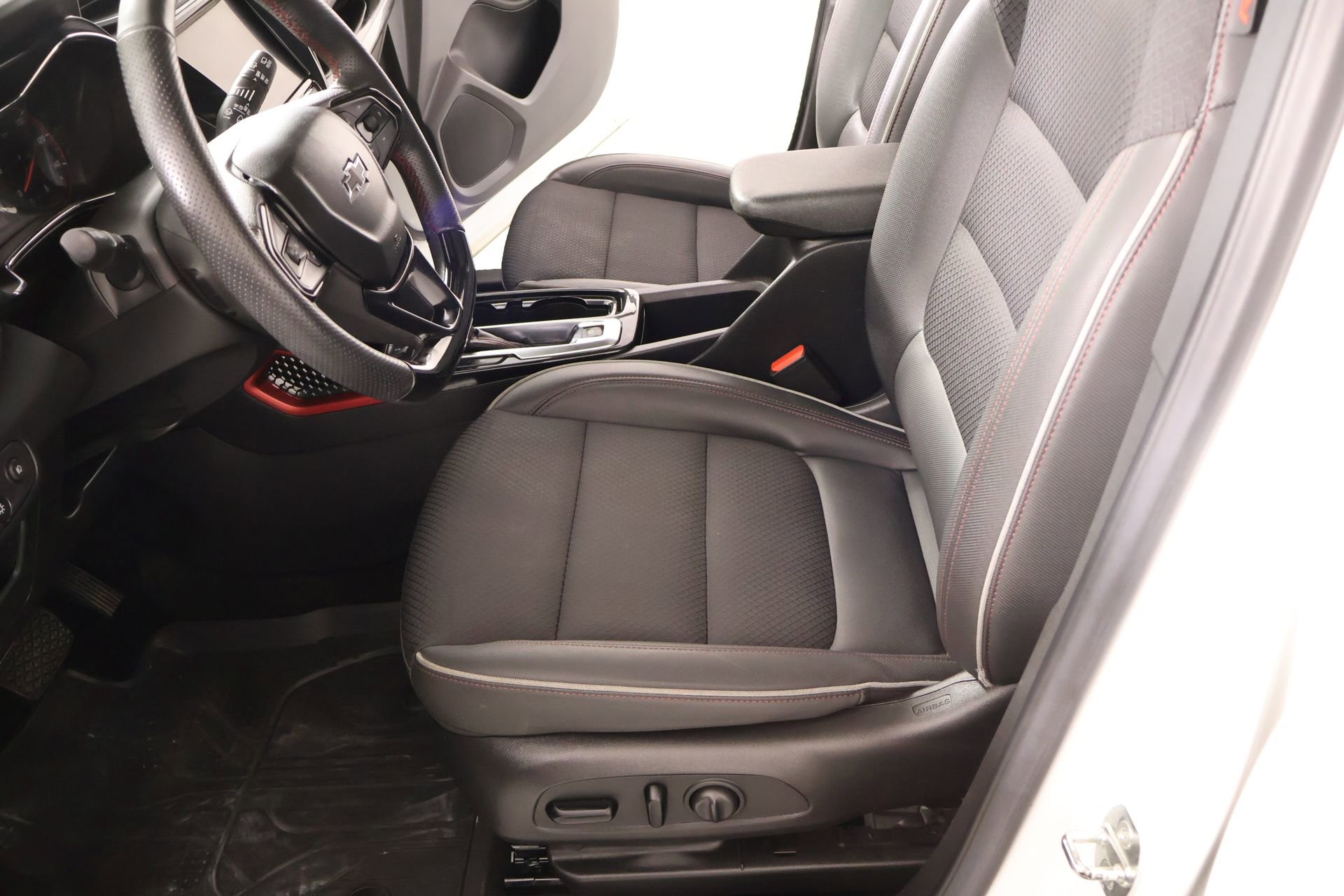 Used 2023 Chevrolet TrailBlazer RS w/ Sun and Liftgate Package FWD image 11