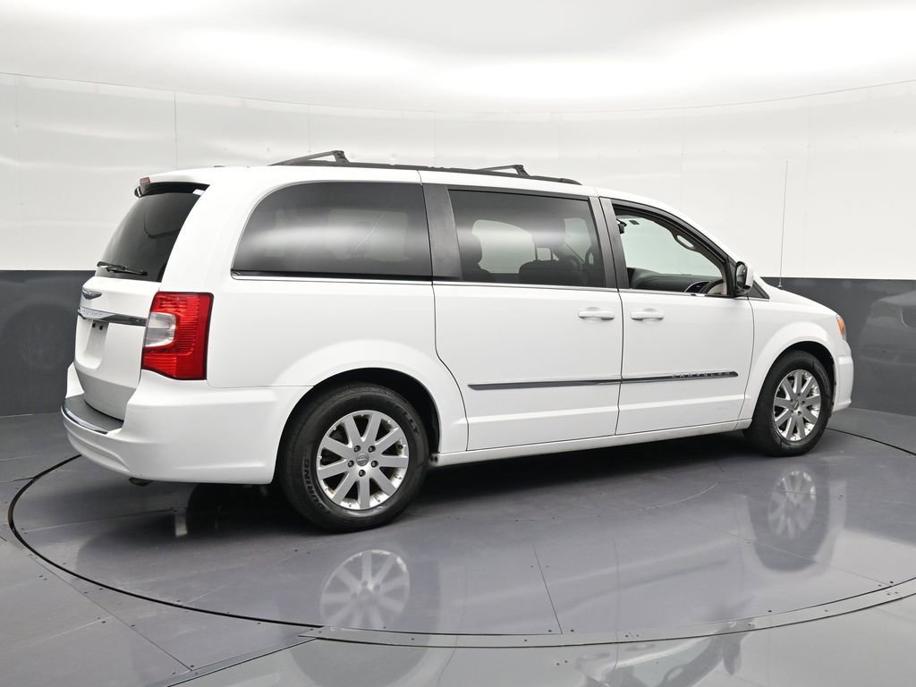 Used 2016 Chrysler Town & Country Touring FWD image 3