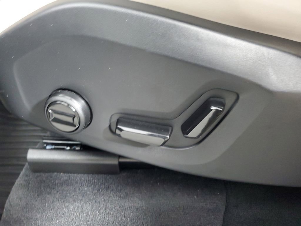Certified 2026 Volvo XC90 B6 Plus w/ Protection Package Premier image 22