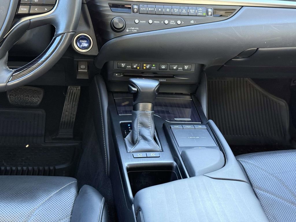 Used 2020 Lexus ES 300h w/ Accessory Package image 19