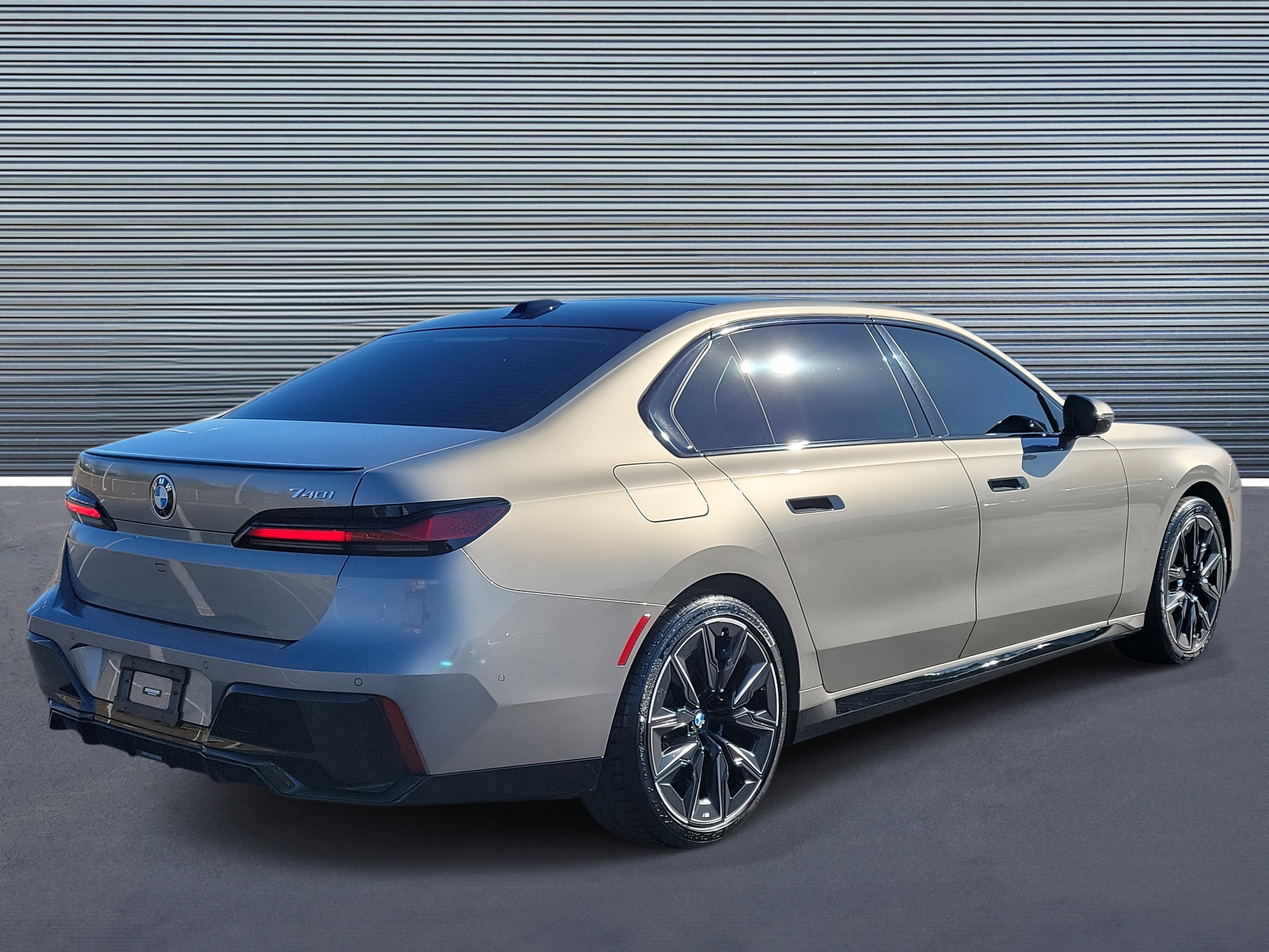 Used 2023 BMW 740i image 3