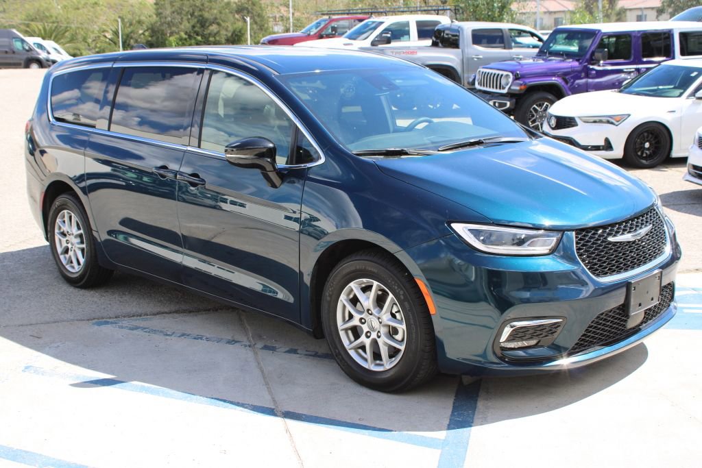 Used 2025 Chrysler Pacifica Select image 3