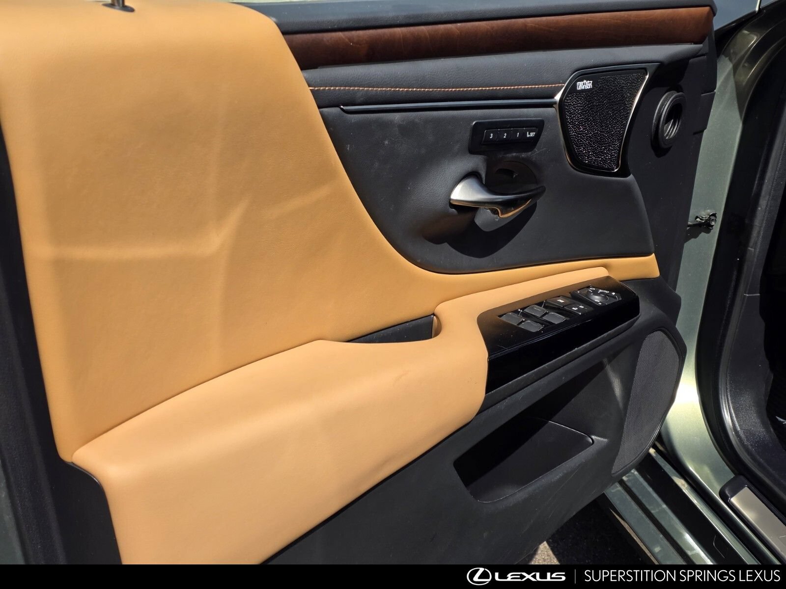 Used 2024 Lexus ES 300h w/ Accessory Package (Z2) FWD image 11