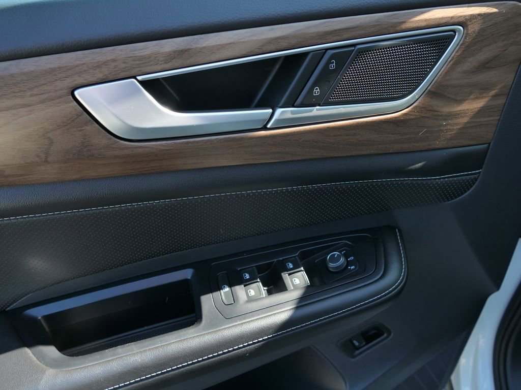 Used 2025 Volkswagen Atlas SE image 12