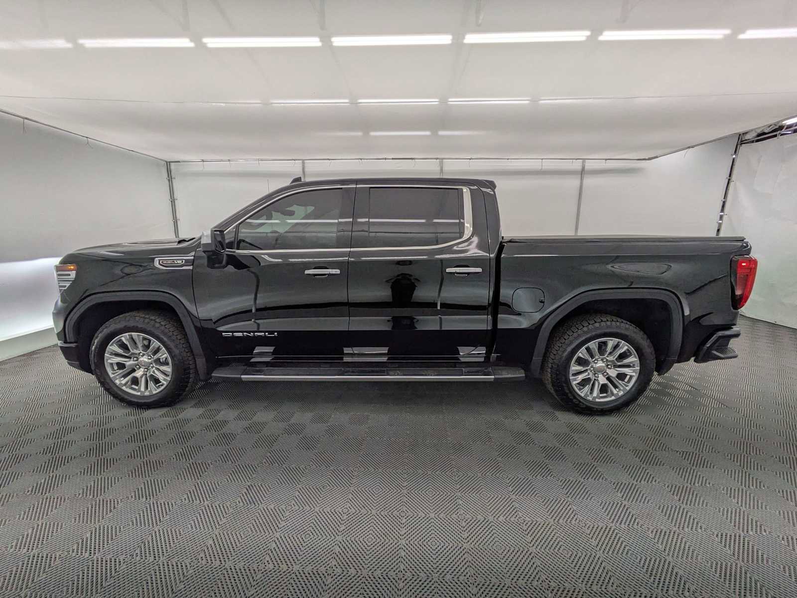 Used 2025 GMC Sierra 1500 Denali w/ Technology Package AWD/4WD image 3