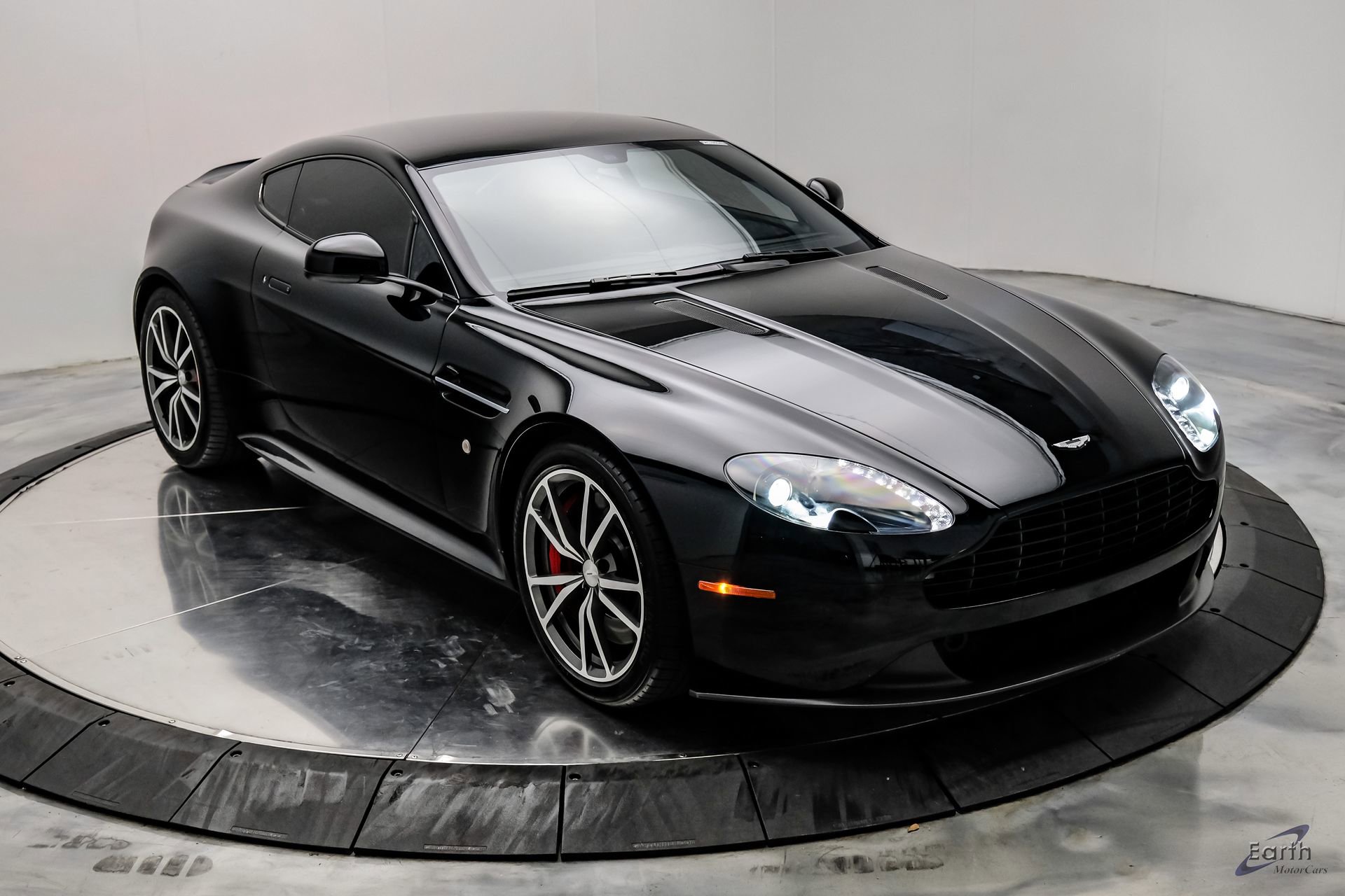 Used 2015 Aston Martin V8 Vantage GT RWD image 29