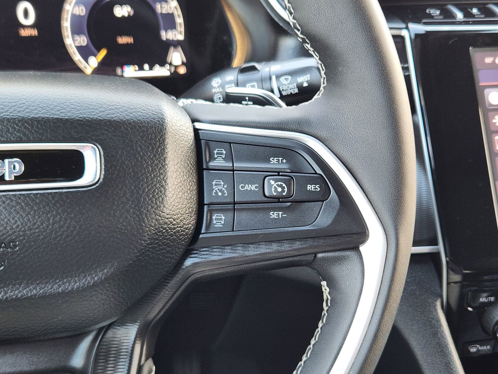 Used 2025 Jeep Grand Cherokee Laredo w/ Luxury Tech Group I image 31