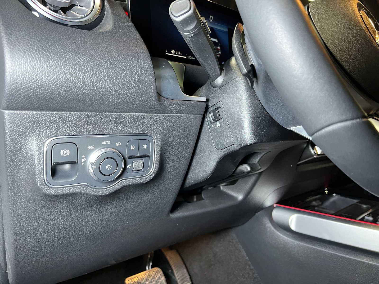 Used 2026 Mercedes-Benz GLB 250 4MATIC image 27