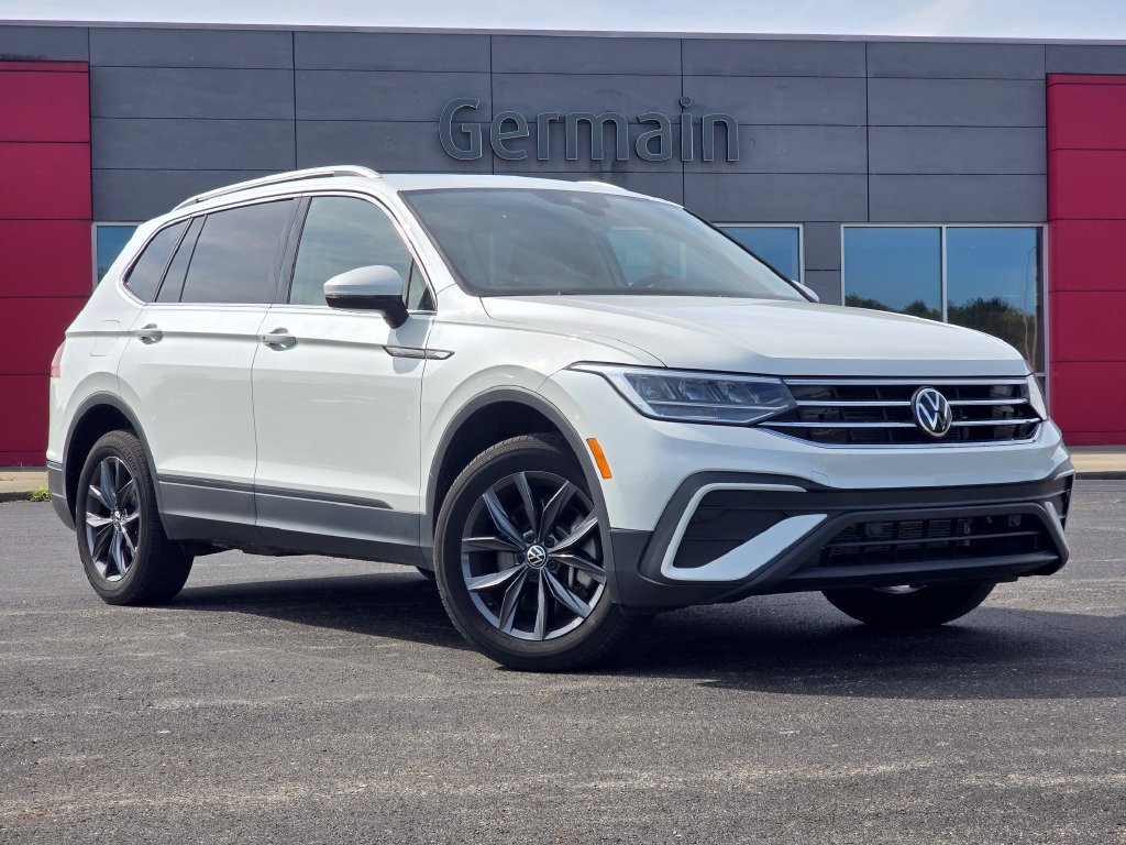 Used 2023 Volkswagen Tiguan SE w/ Panoramic Sunroof Package FWD image 2