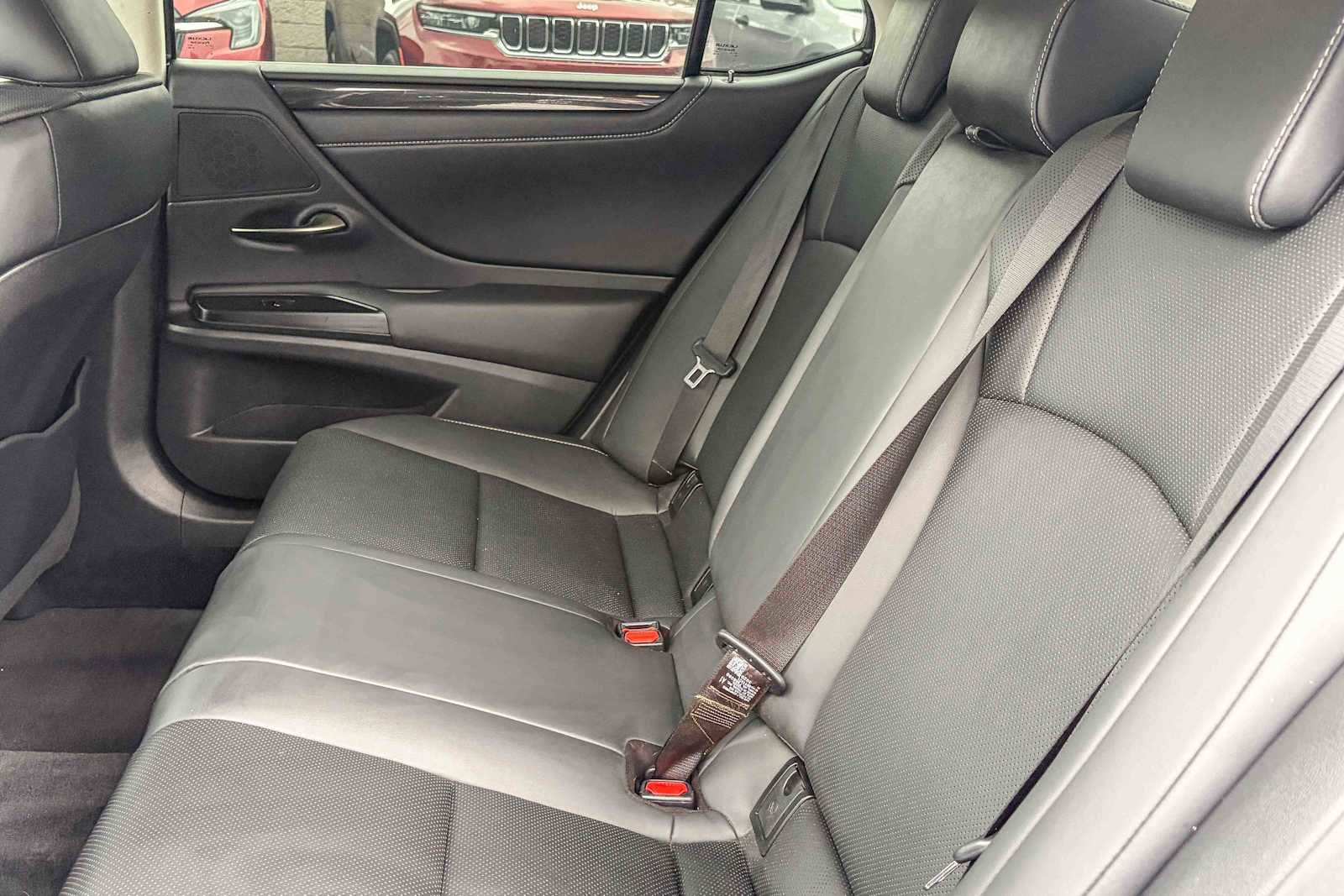 Used 2021 Lexus ES 300h w/ Accessory Package image 18