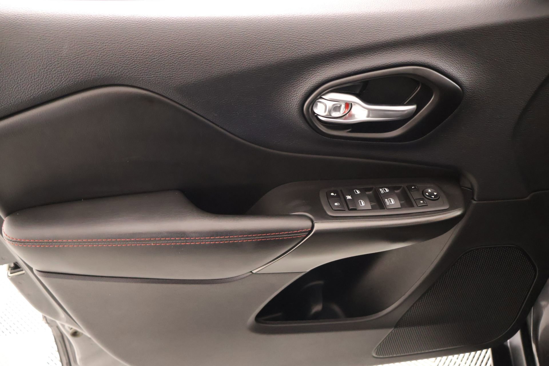 Used 2023 Jeep Cherokee Trailhawk w/ Trailer Tow Group image 17