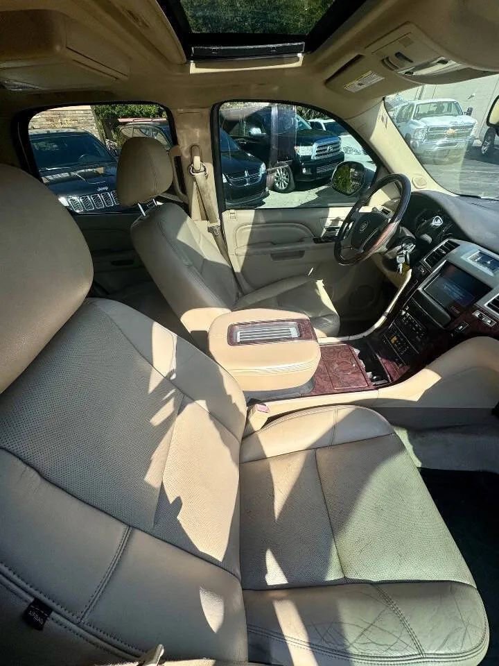 Used 2013 Cadillac Escalade Premium image 7