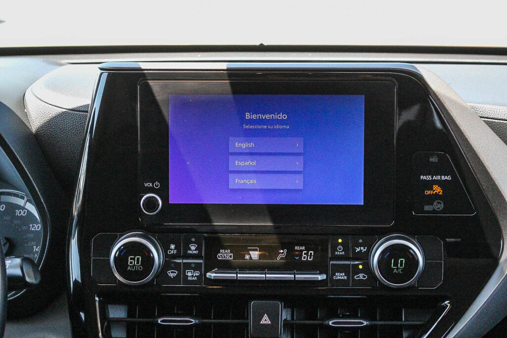 Certified 2025 Toyota Highlander LE FWD image 4