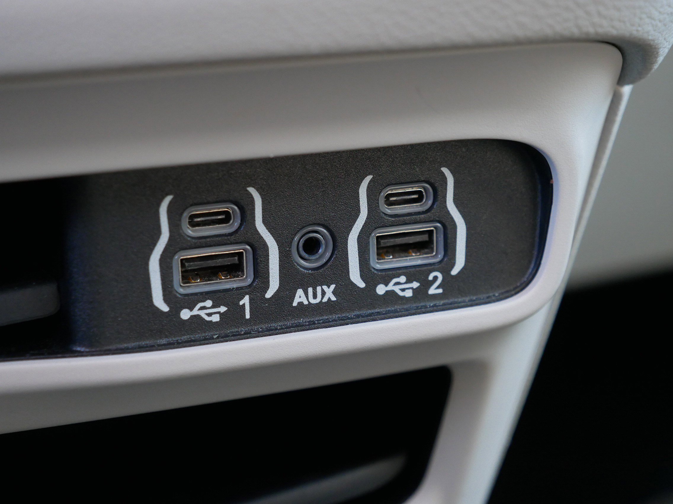 Used 2022 Chrysler Voyager LX image 31