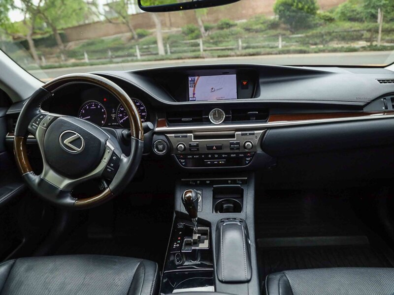 Used 2013 Lexus ES 350 w/ Luxury Pkg FWD image 16