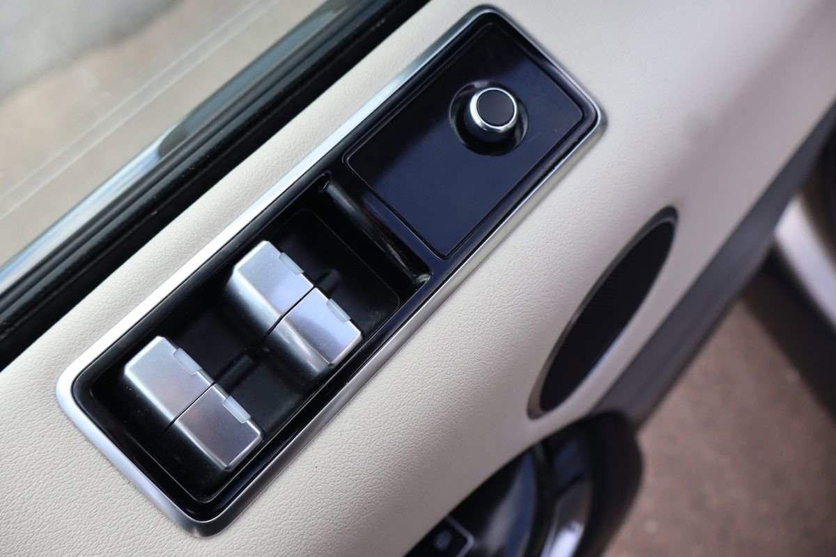 Used 2018 Land Rover Range Rover Sport HSE image 27